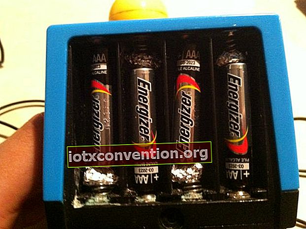 Laden Sie AAA-Batterien in einem AA-Ladegerät auf
