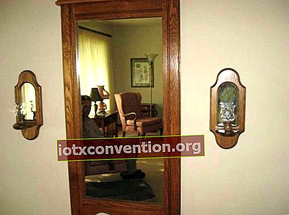 木製の鏡の写真