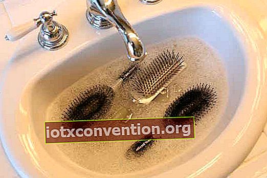 Wussten Sie, dass Backpulver Ihre Haarbürsten leicht reinigen kann?