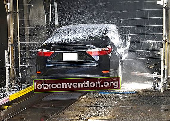 Um den Planeten zu retten, waschen Sie Ihr Auto in einer Autowaschanlage.