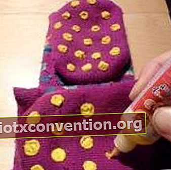 滑りを防ぐために靴下の下にペンキが付いた紫色の子供用靴下