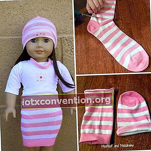 Kaus kaki bergaris merah muda dan putih disulap menjadi rok boneka