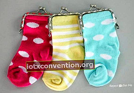 Drei Socken in verschiedenen Farben dienen als Geldbörsen
