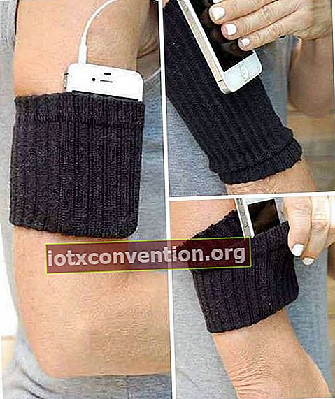 Ban lengan ponsel terbuat dari kaus kaki