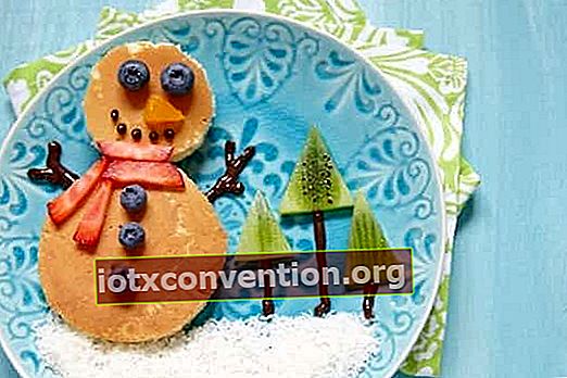ein Schneemann mit Pfannkuchen gemacht