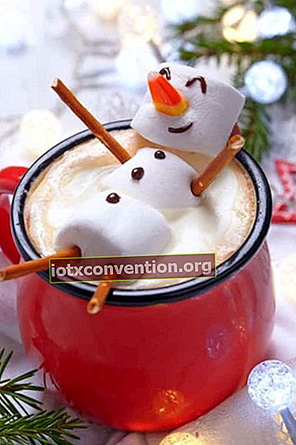cokelat panas dengan manusia salju marshmallow