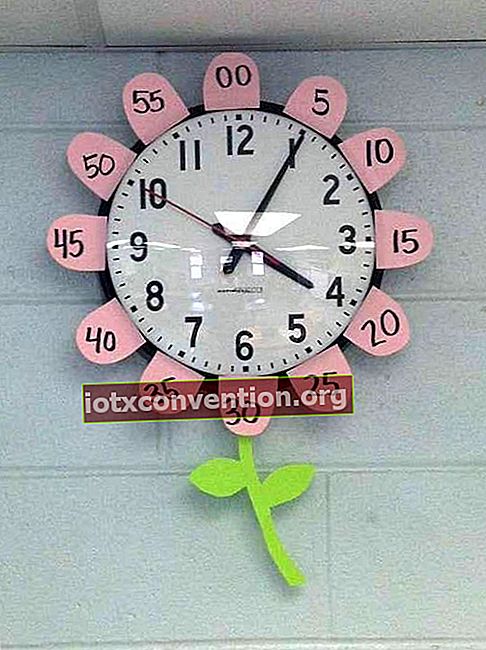 時間を簡単に伝えることを学ぶための花の形をした時計