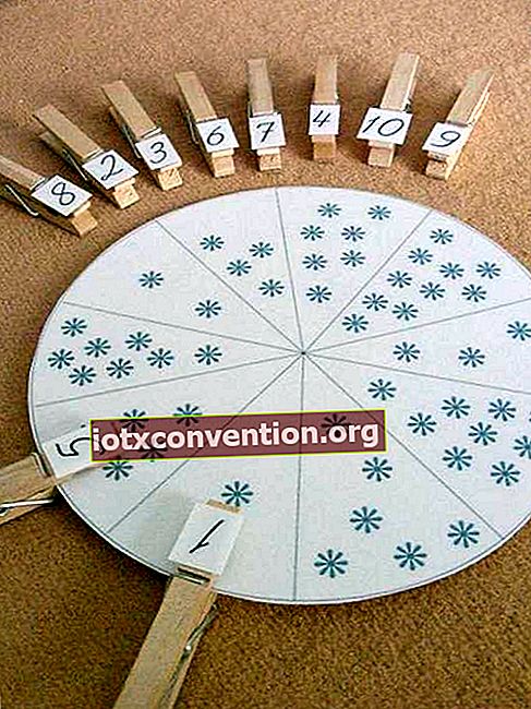 Sebuah permainan yang dibuat dengan pin pakaian dan lingkaran karton untuk menghubungkan angka dan kuantitas