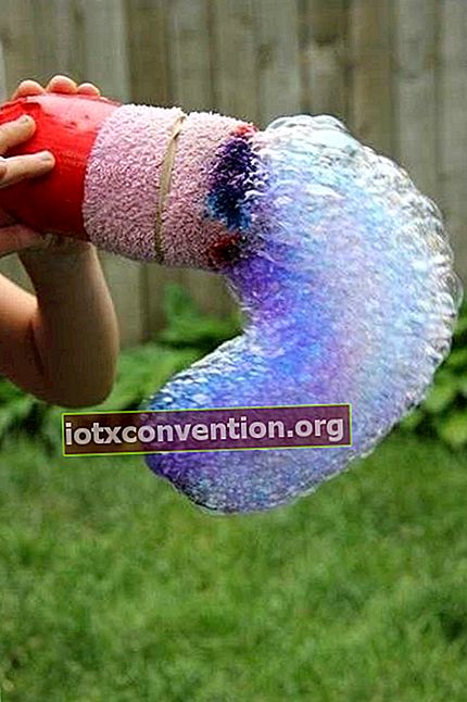 Hur man gör en bubbelorm för barn att ha kul med