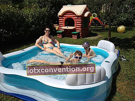Hur man håller vatten i en uppblåsbar pool för barn?