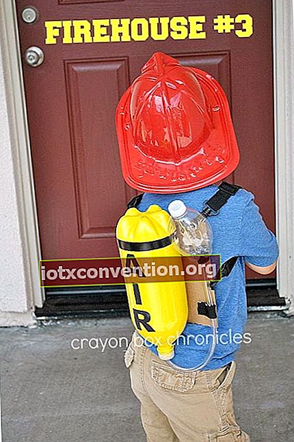 Un costume da pompiere realizzato con una bottiglia di plastica