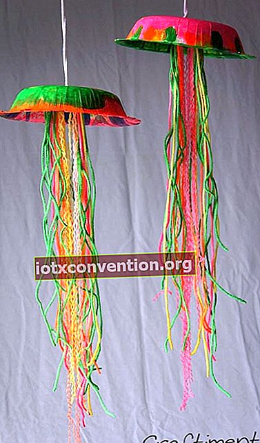Meduse colorate realizzate in cartone e lastre di filo