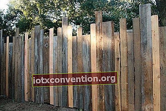 재활용 된 나무 방어벽