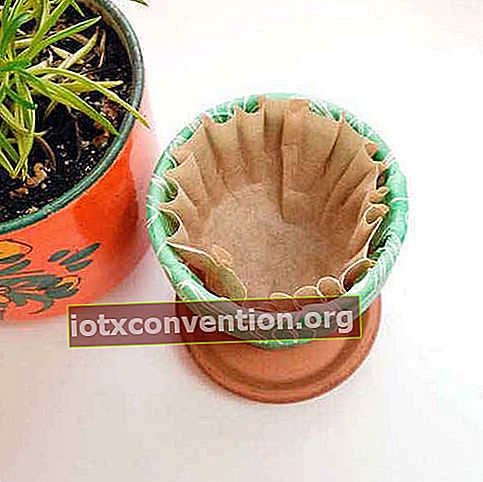Letakkan penyaring kopi di dasar pot bunga untuk menahan air