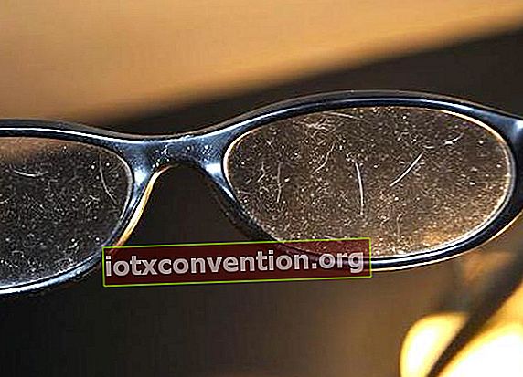 Sepasang kacamata dengan lensa penuh garis-garis.
