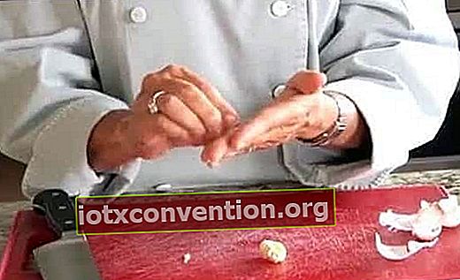 Knoblauchgeruch von den Händen entfernen