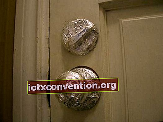 melindungi pintu sebelum mengecat dengan aluminium foil