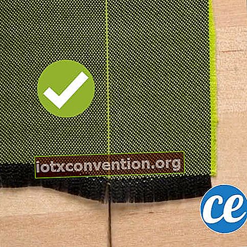 Consiglio di cucito: usa le pinzette per tracciare una linea su un pezzo di tessuto.