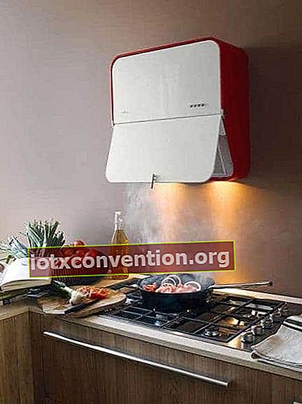 家を冷やすには、バスルームまたはキッチンフードのCMVを使用して、高温多湿の空気を吸い込みます。