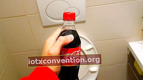 membersihkan tandas dengan coca cola