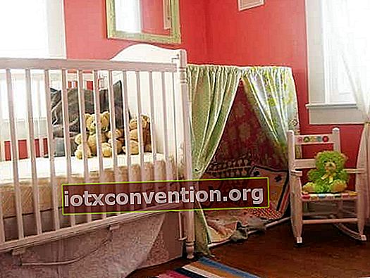 Buat tempat persembunyian untuk anak-anak dengan batang gorden yang bisa diperpanjang