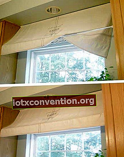 Gunakan batang yang bisa diperpanjang untuk mendekorasi jendela dapur Anda
