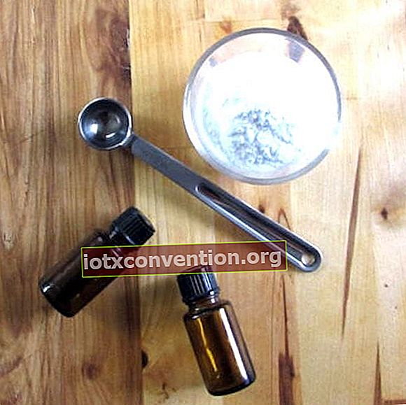 bicarbonato di sodio e oli essenziali per creare deodoranti per ambienti fatti in casa