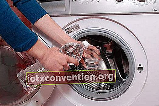 Waschen Desinfizieren Sie die Waschmaschine mit weißem Essig