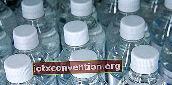 Der CO2-Fußabdruck von Plastikflaschen ist beträchtlich. Wie kann man es reduzieren?