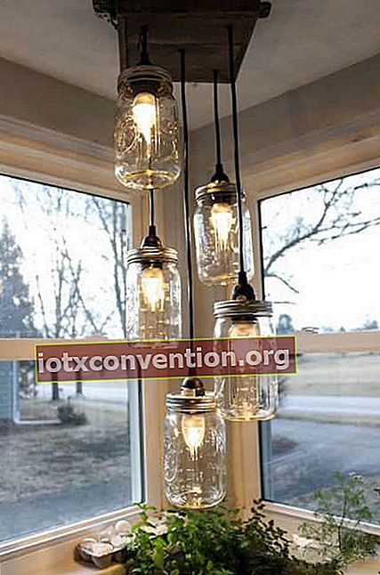 Progetto decorativo: trasformare vecchi barattoli in lampadari da cucina