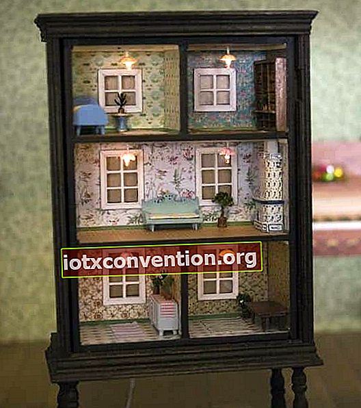 Progetto decorativo: trasformare una vecchia biblioteca in una casa delle bambole