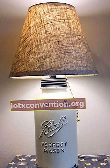 Progetto decorativo: trasformare un vecchio barattolo in una base per lampada