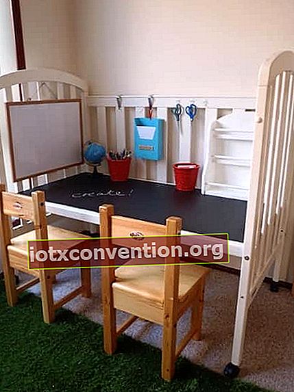 Proyek dekoratif: ubah tempat tidur bayi menjadi meja untuk anak-anak Anda