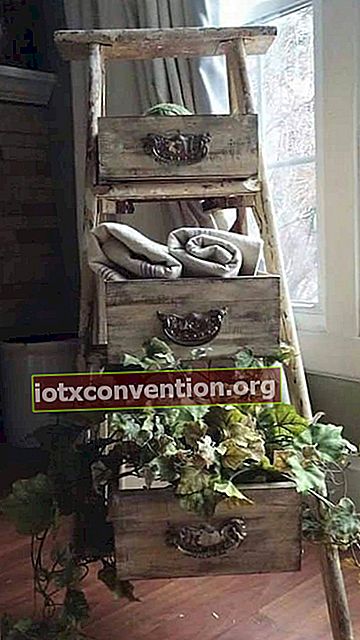 Progetto decorativo: trasformare una vecchia scala in legno e alcuni vecchi cassetti in un originale scaffale