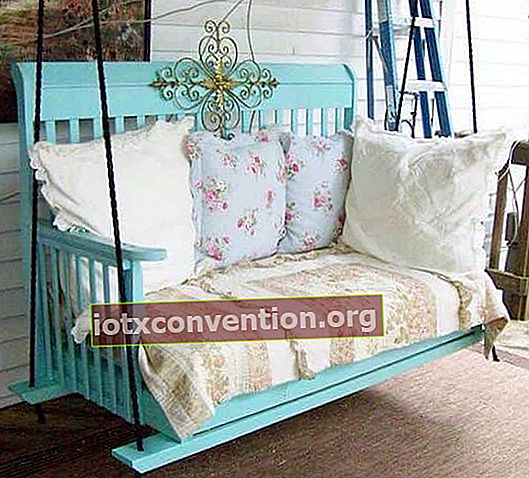 Progetto decorativo: trasforma un lettino in un'altalena per la tua veranda