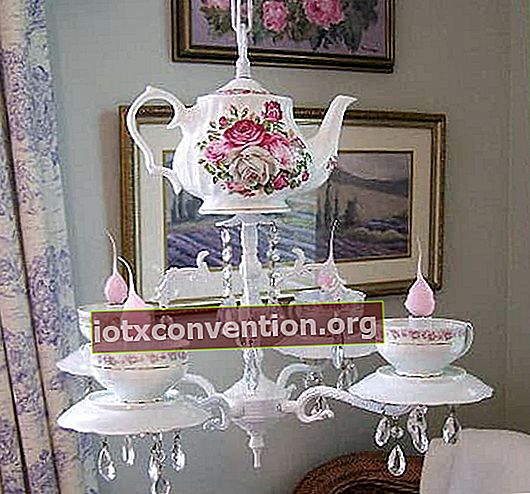 Progetto decorativo: trasformare un vecchio servizio da tè in un lampadario
