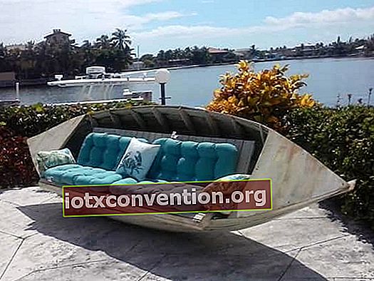 Projek hiasan: mengubah perahu lama menjadi sofa