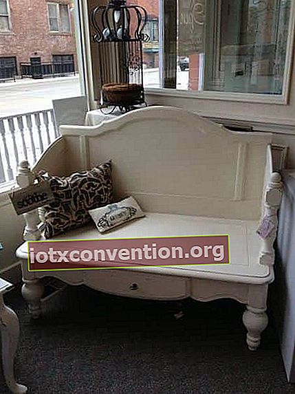 Progetto decorativo: trasforma un tavolino e una testiera in una panca per la tua veranda