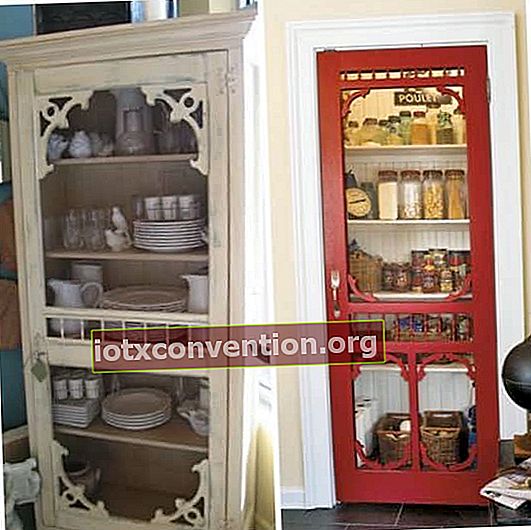 Proyek dekoratif: ubah pintu kasa lama menjadi pintu untuk dapur Anda
