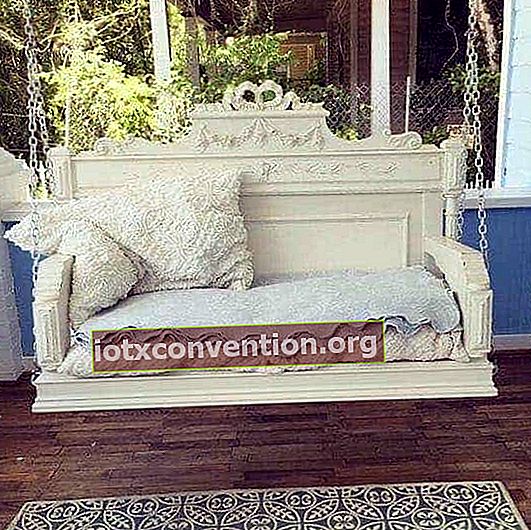 Dekorativt projekt: förvandla ett gammalt huvudgavel till en gunga för din veranda