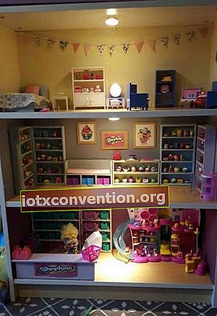 Projek hiasan: mengubah rak buku menjadi rumah anak patung