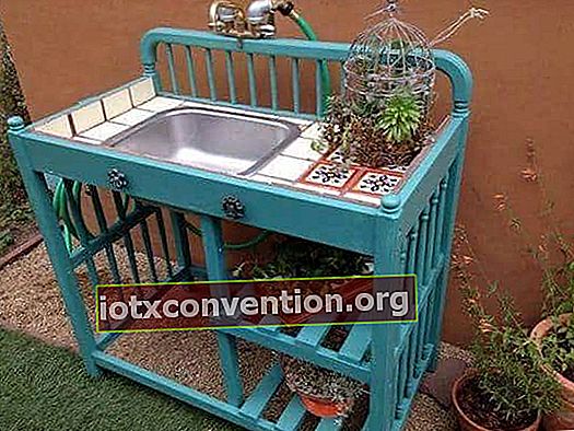 Dekorativt projekt: förvandla ett gammalt skötbord till ett trädgårdsbord