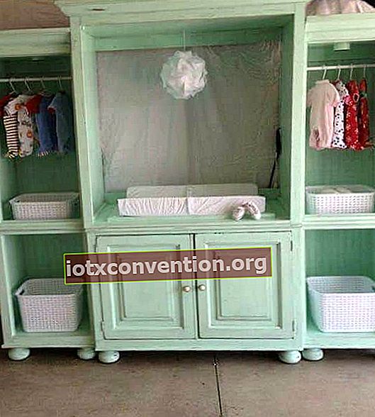 โครงการตกแต่ง: เปลี่ยนตู้ทีวีให้เป็นโต๊ะสำหรับเปลี่ยนเสื้อผ้าและที่เก็บของสำหรับทารก