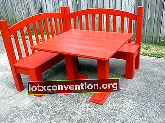 装飾プロジェクト：木製のベッドを子供用のコーナーベンチに変える