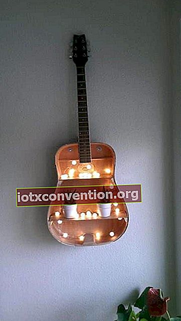 Dekorativt projekt: förvandla en gammal gitarr till en hängande hylla