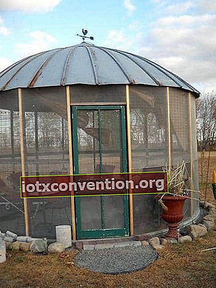 Progetto decorativo: trasformare un vecchio silo per il grano in un gazebo da giardino