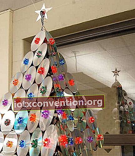 pohon Natal asli dengan CD daur ulang