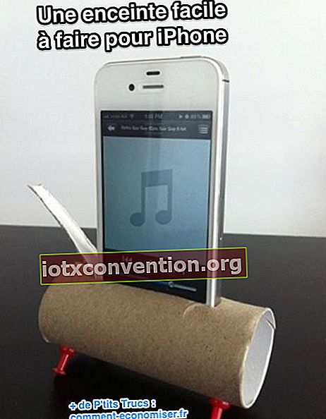 Pembesar suara iPhone dalam gulungan kertas tandas