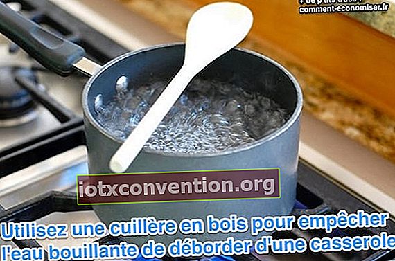 letakkan sendok kayu di atas pasta untuk mencegah air meluap