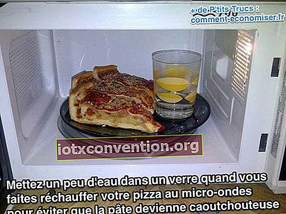 電子レンジでピザを再加熱するときは、グラスに水を入れてください